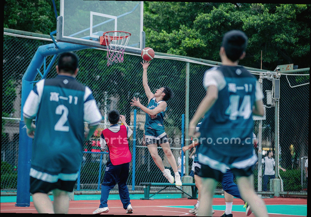看台座位分区特写，排号标识与金属灰栏杆清晰可见